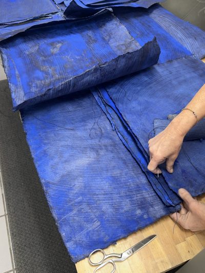moi qui coud papier bleu sur table atelier