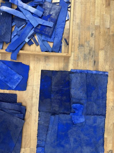 vue du dessus table papiers bleus